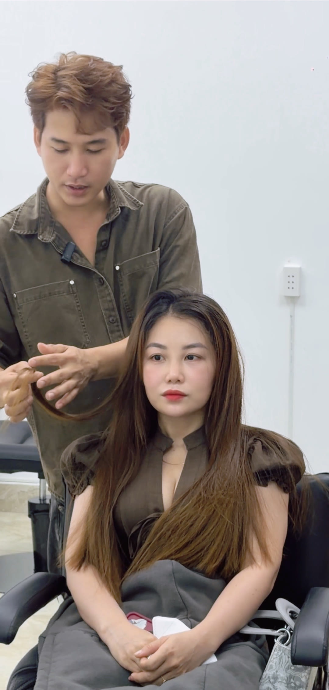 Khang làm tóc cho khách